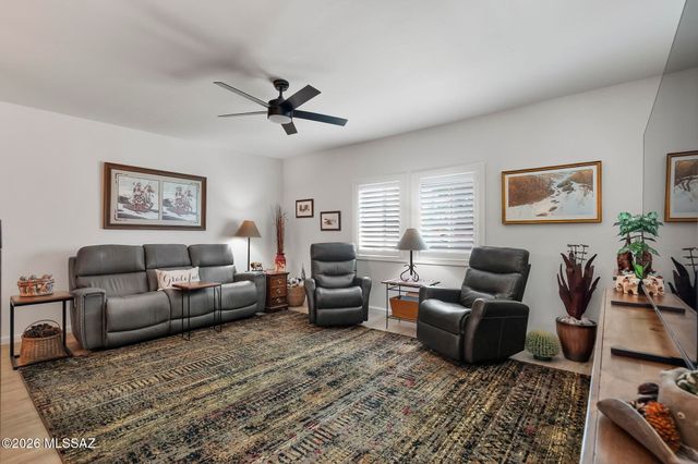 653 W Redondo Place, Green Valley, AZ 85614