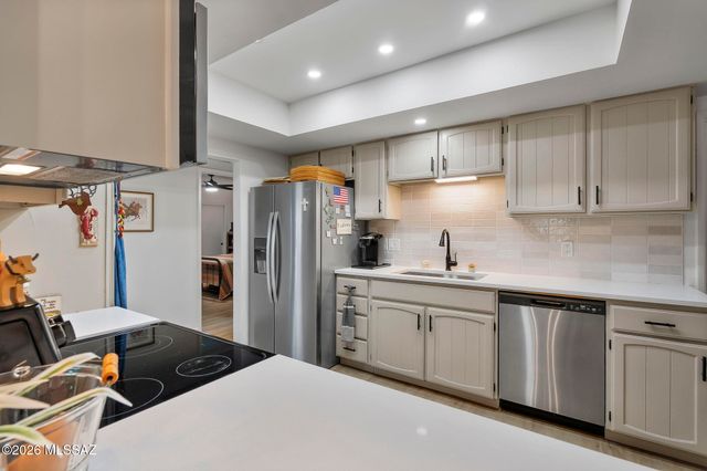 653 W Redondo Place, Green Valley, AZ 85614