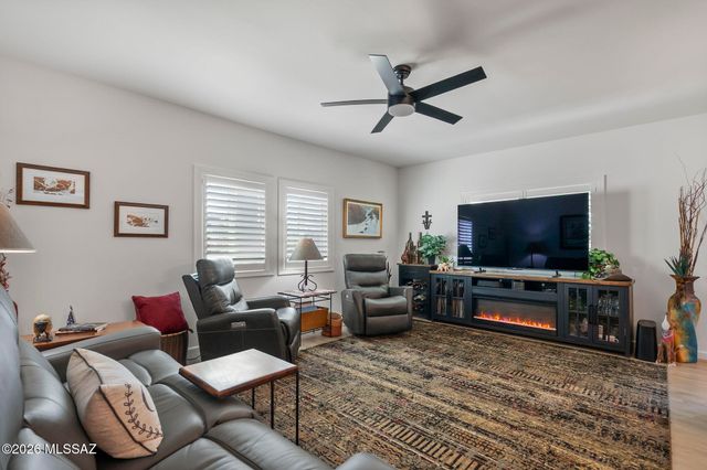 653 W Redondo Place, Green Valley, AZ 85614