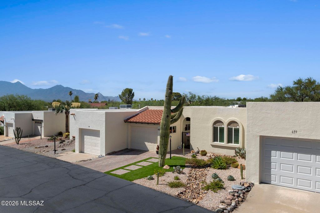 653 W Redondo Place, Green Valley, AZ 85614