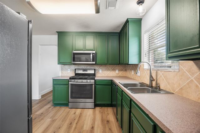 3116 Meadow Bay Drive, Dickinson, TX 77539
