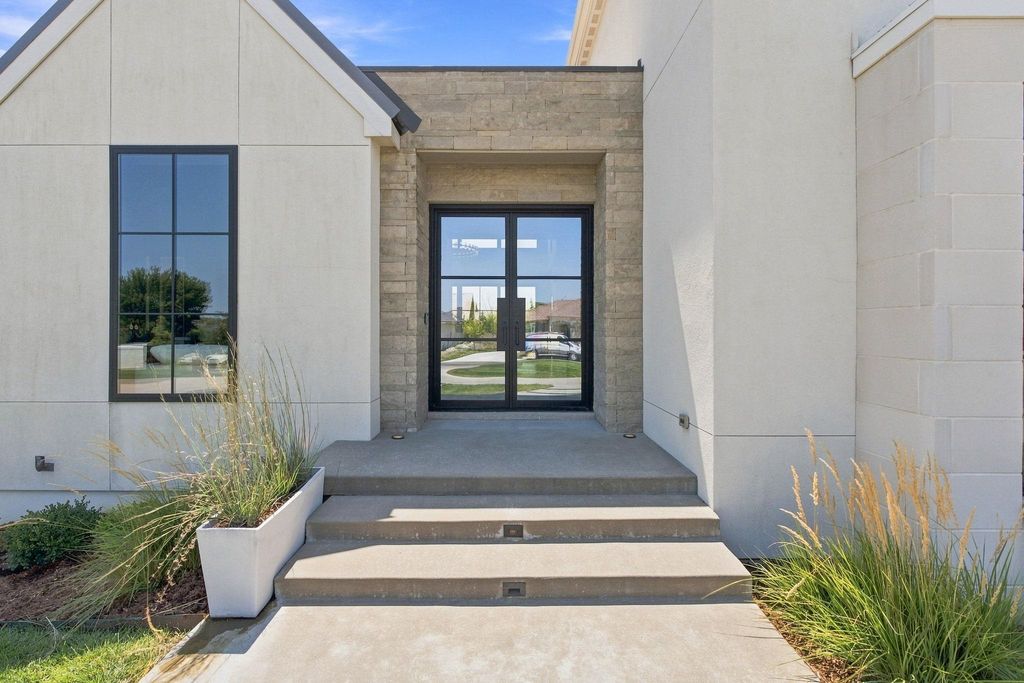 1403 E Juniper Crest Ct