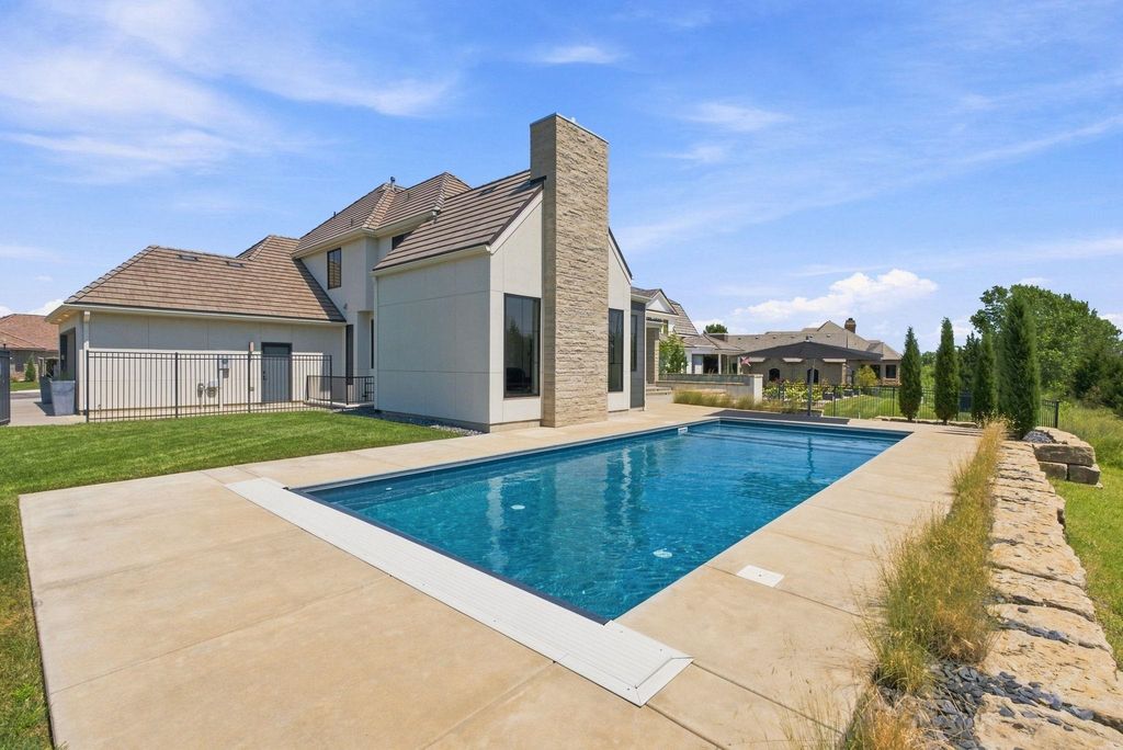 1403 E Juniper Crest Ct