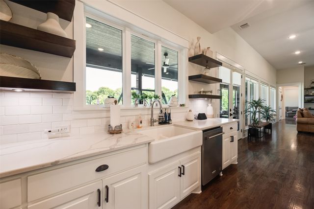 160 N Falling Leaves Drive N, Waxahachie, TX 75167