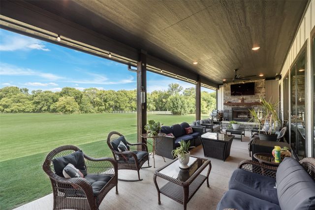 160 N Falling Leaves Drive N, Waxahachie, TX 75167