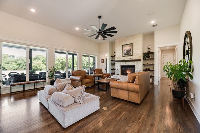 160 N Falling Leaves Drive N, Waxahachie, TX 75167