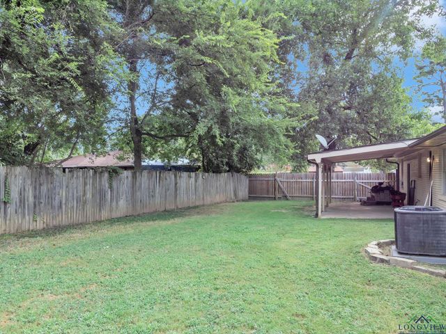 1305 Myrtle St, Kilgore, TX 75662