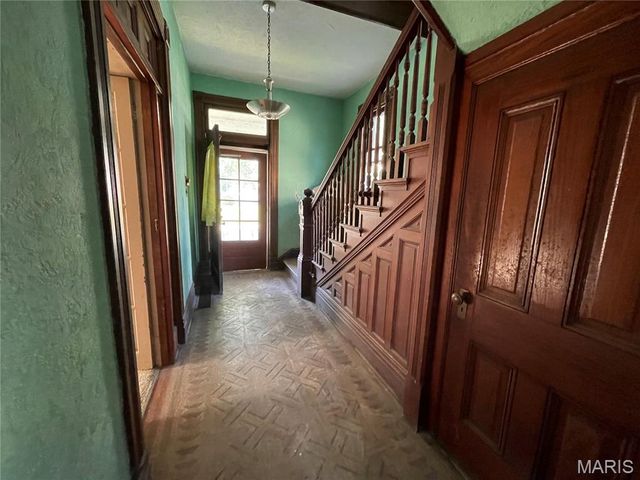 714 Monroe Street, St Charles, MO 63301