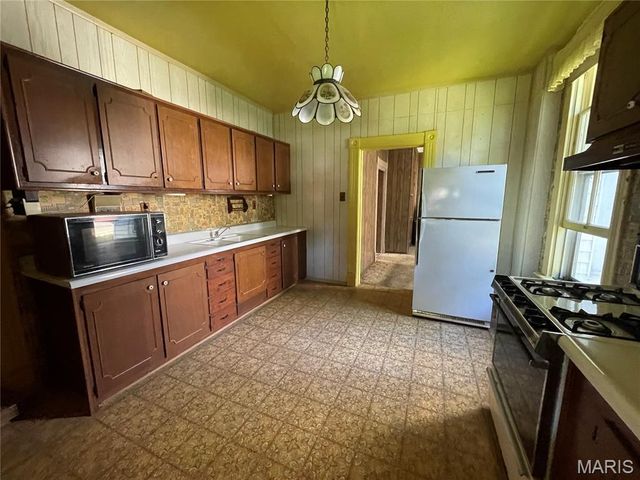 714 Monroe Street, St Charles, MO 63301