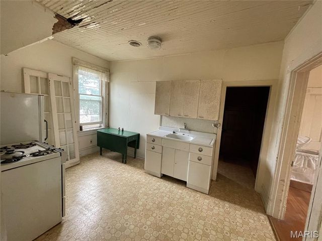714 Monroe Street, St Charles, MO 63301