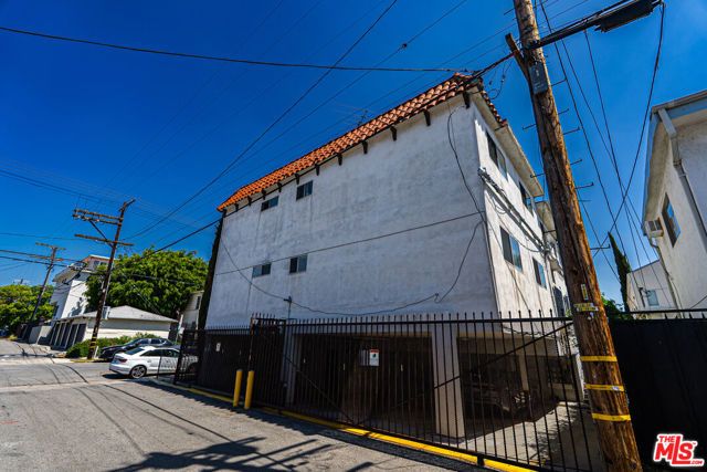 7050 Waring Avenue, Los Angeles, CA 90038