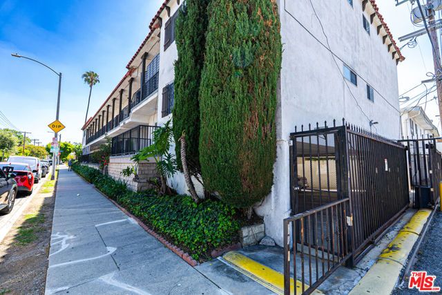 7050 Waring Avenue, Los Angeles, CA 90038