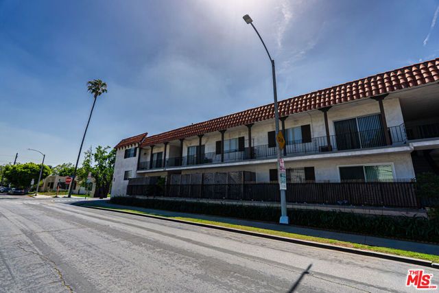 7050 Waring Avenue, Los Angeles, CA 90038