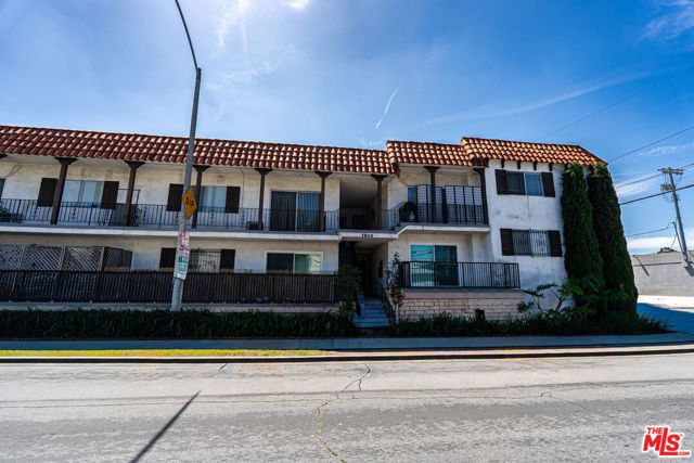7050 Waring Avenue, Los Angeles, CA 90038