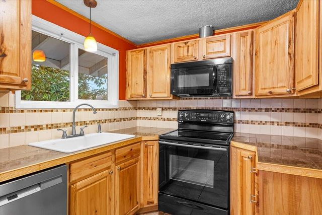 1602 Gayety Lane, Medford, OR 97504