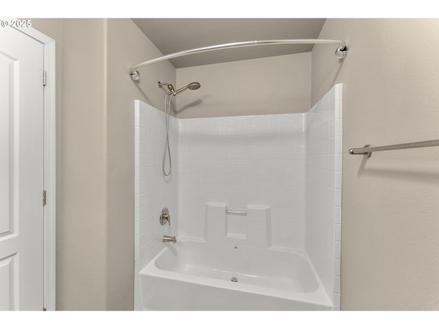 201 Ne Peggy Ave 13, Roseburg, OR 97470