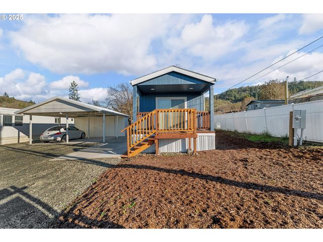 201 Ne Peggy Ave 13, Roseburg, OR 97470