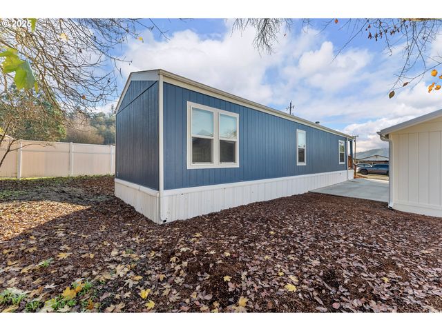201 Ne Peggy Ave 13, Roseburg, OR 97470