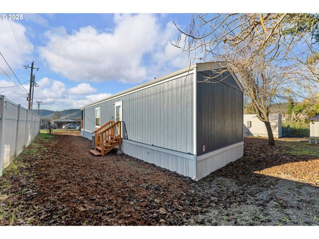 201 Ne Peggy Ave 13, Roseburg, OR 97470