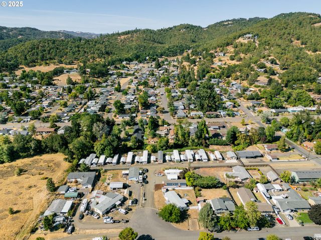 201 Ne Peggy Ave 13, Roseburg, OR 97470