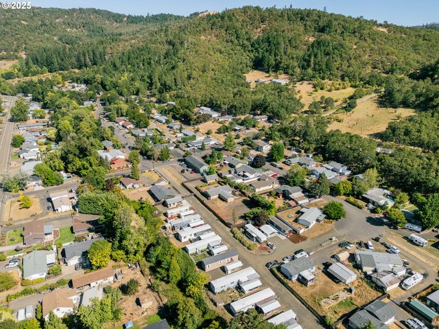 201 Ne Peggy Ave 13, Roseburg, OR 97470