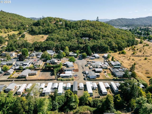 201 Ne Peggy Ave 13, Roseburg, OR 97470