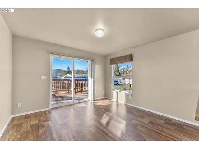 201 Ne Peggy Ave 13, Roseburg, OR 97470