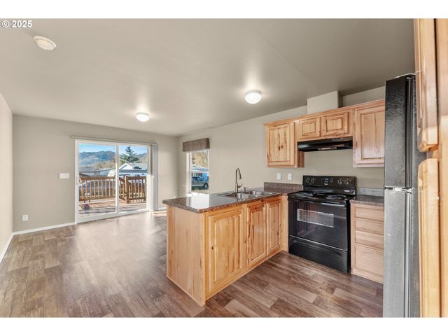 201 Ne Peggy Ave 13, Roseburg, OR 97470