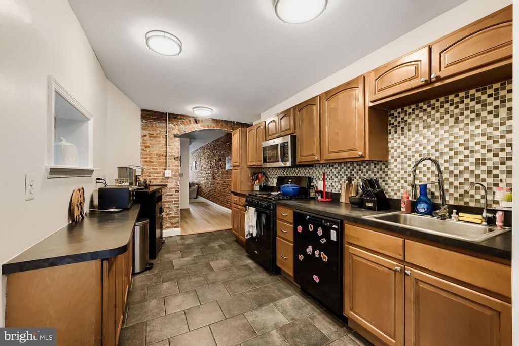 Image 11 of property listing at 802 E FORT AVE, Baltimore, MD 21230