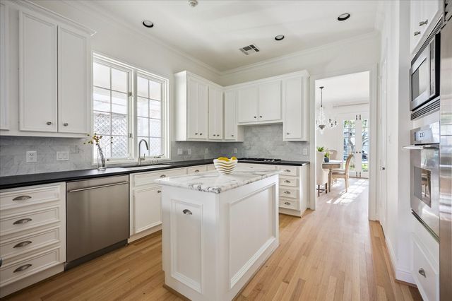 6625 Westchester Avenue, West University Place, TX 77005