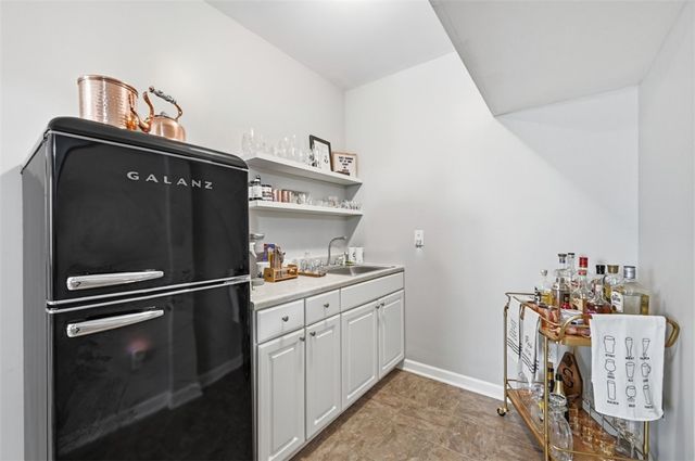 1800 McMillan Rd, Upper St Clair, PA 15241