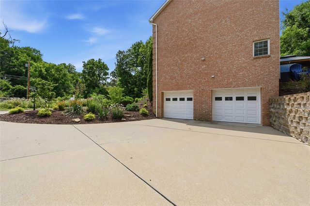 1800 McMillan Rd, Upper St Clair, PA 15241
