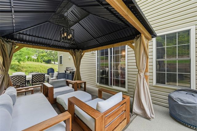 1800 McMillan Rd, Upper St Clair, PA 15241