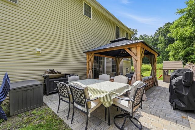 1800 McMillan Rd, Upper St Clair, PA 15241