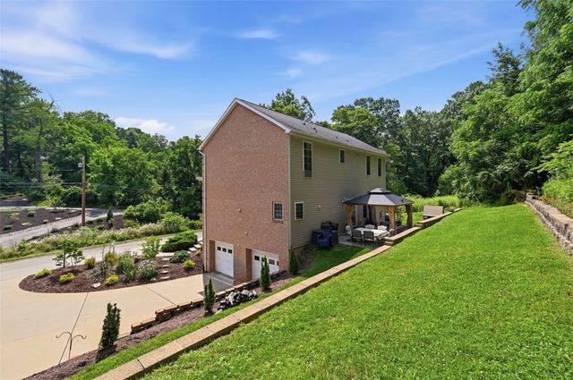 1800 McMillan Rd, Upper St Clair, PA 15241