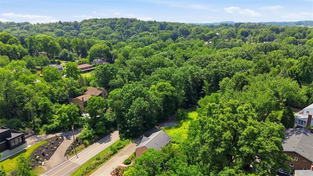 1800 McMillan Rd, Upper St Clair, PA 15241