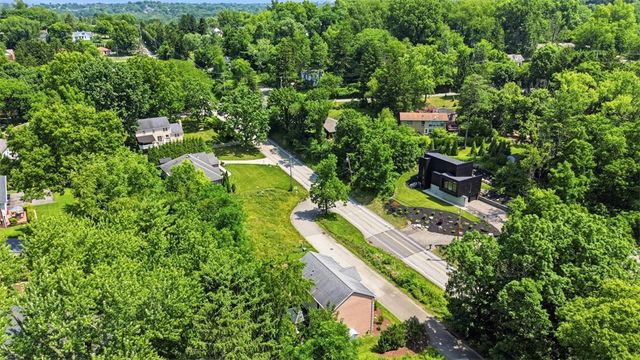 1800 McMillan Rd, Upper St Clair, PA 15241