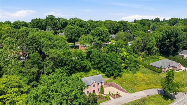 1800 McMillan Rd, Upper St Clair, PA 15241