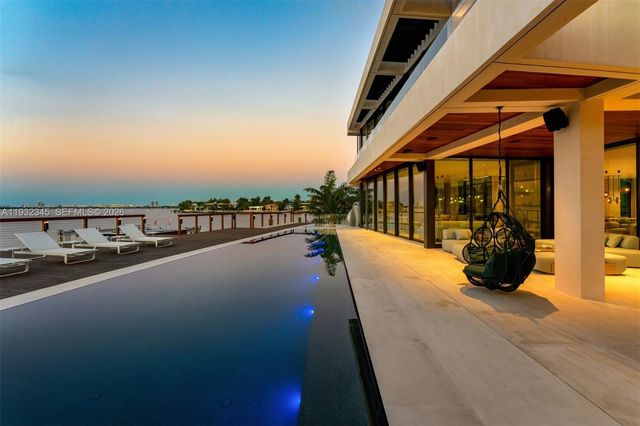 1413 N Venetian Way, Miami, FL 33139