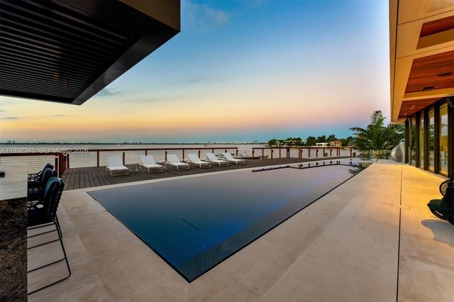 1413 N Venetian Way, Miami, FL 33139