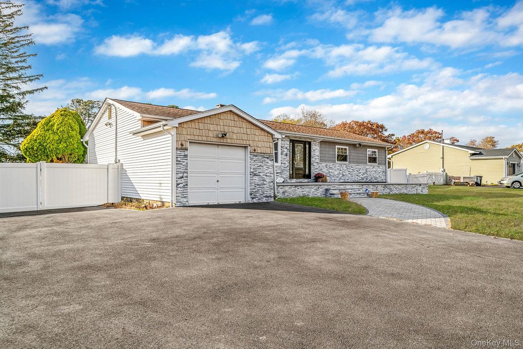 27 Kenwood Drive, Bohemia, NY 11716