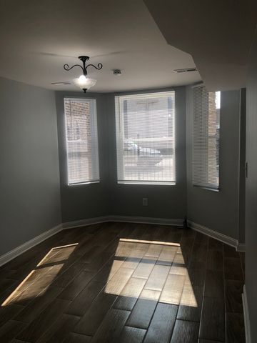 3011 N Kedzie Avenue 1st, Chicago, IL 60618