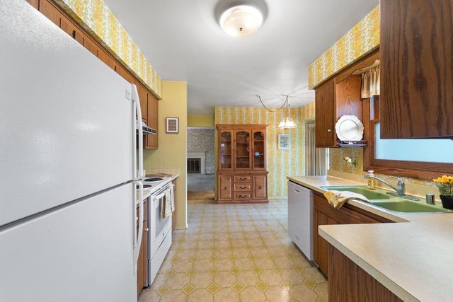 1804 Hemit AVENUE, Waukesha, WI 53189