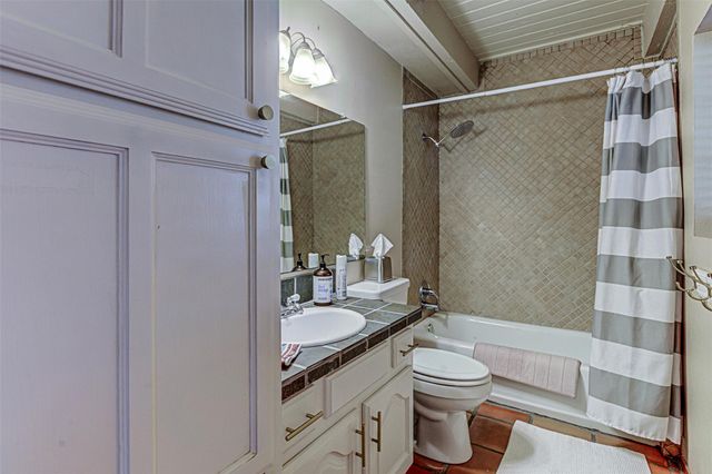 401 Lake Point DR, Horseshoe Bay, TX 78657