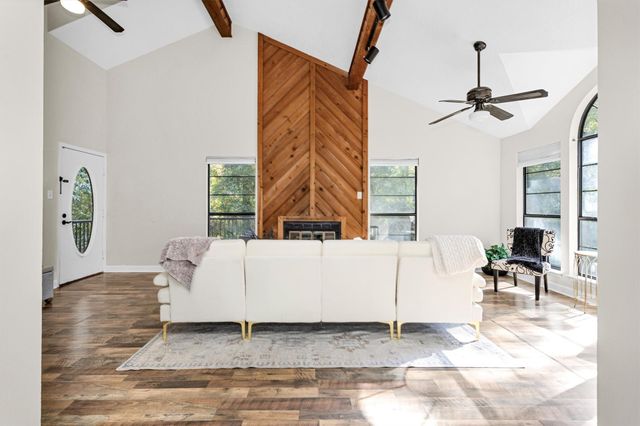 16 Creek Forest Lane, Conroe, TX 77384