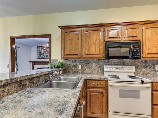 2137 NE 13th Street, Moore, OK 73160