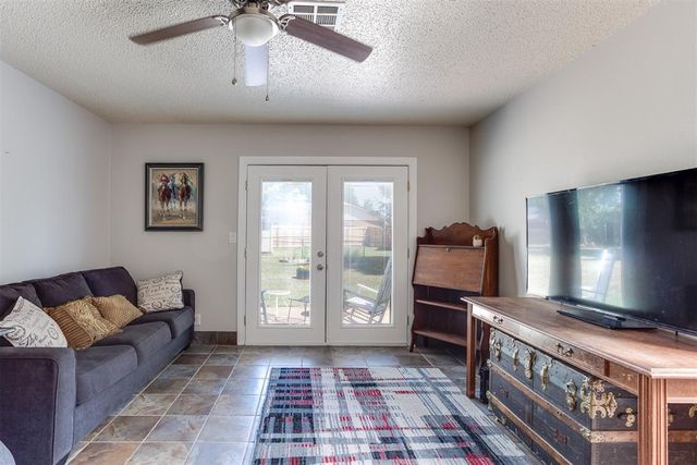 320 E Elder Lane, Mustang, OK 73064
