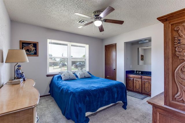 320 E Elder Lane, Mustang, OK 73064