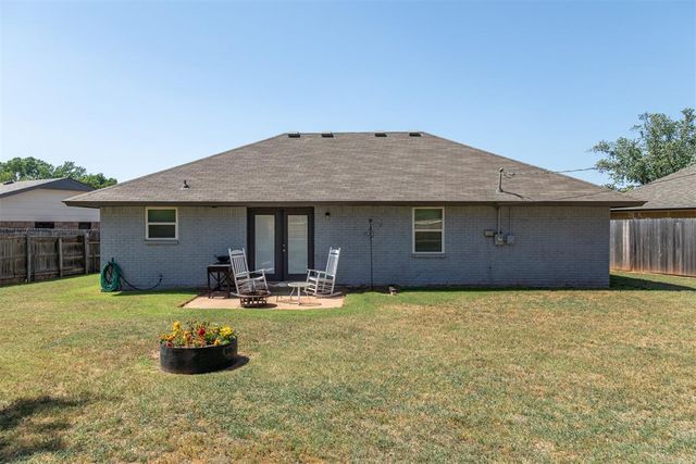 320 E Elder Lane, Mustang, OK 73064