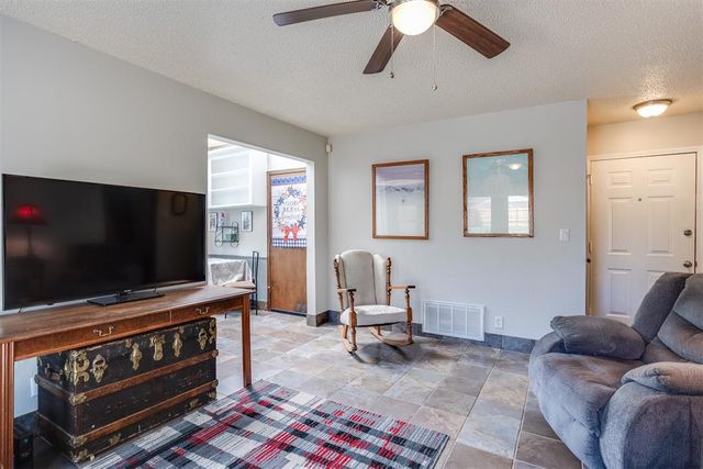 320 E Elder Lane, Mustang, OK 73064